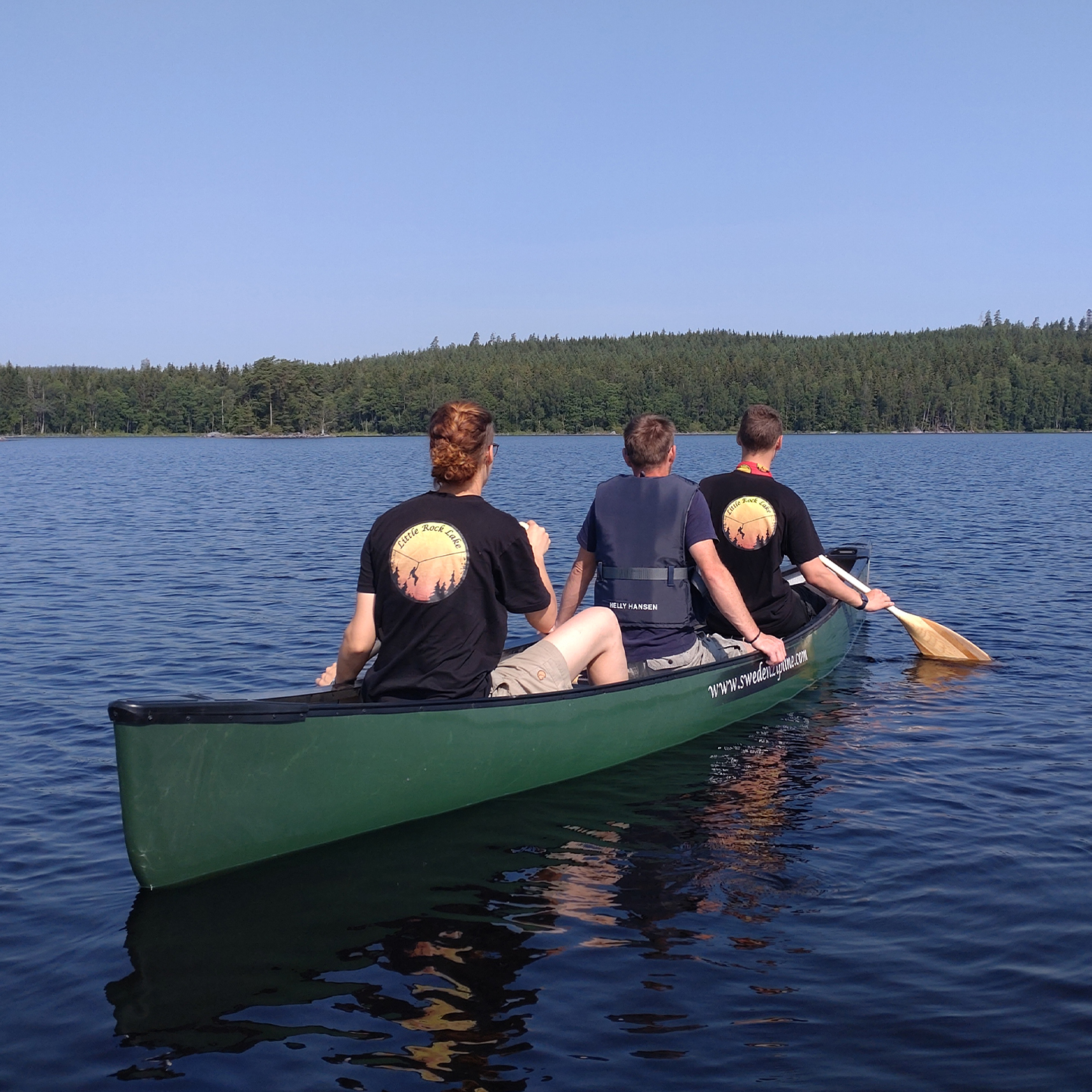 Tre personer som åker kanot